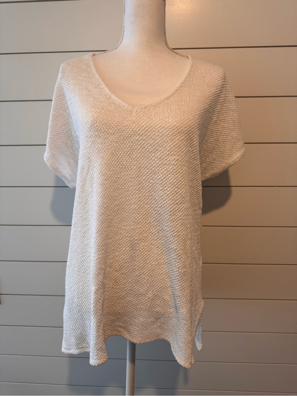 Velvet by Graham & Spencer White Short Sleeve V-Neck Knit Tunic